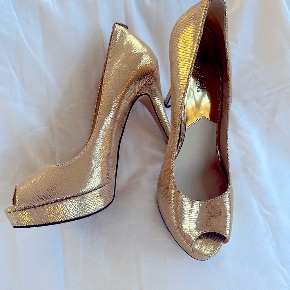 MICHAEL MICHAEL KORS York Gold Metallic Lizard Print Peep Platform pumps Size 10